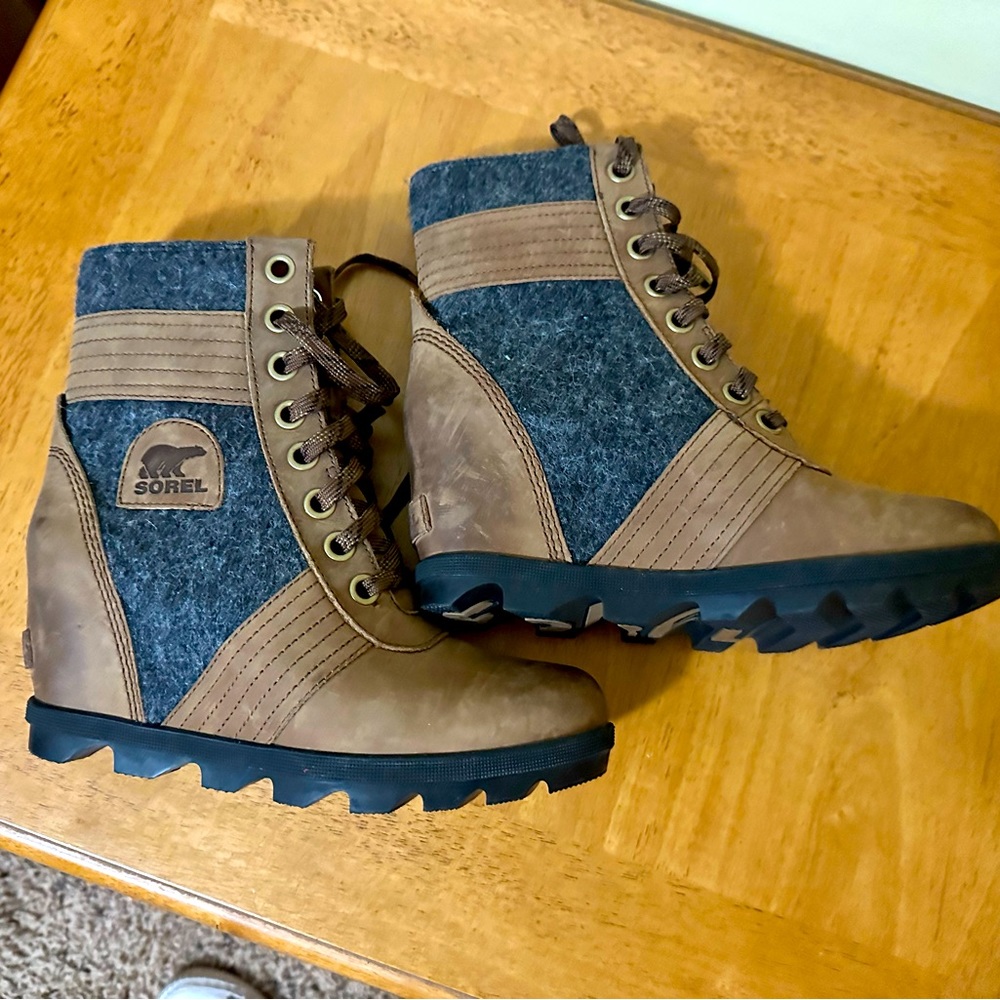 Sorel Lexie worn 2x. Like new size 8